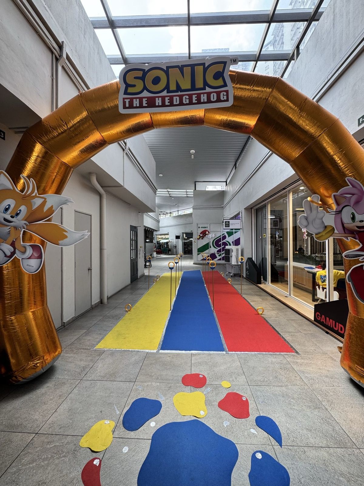 Speed-dash course under the ring arch