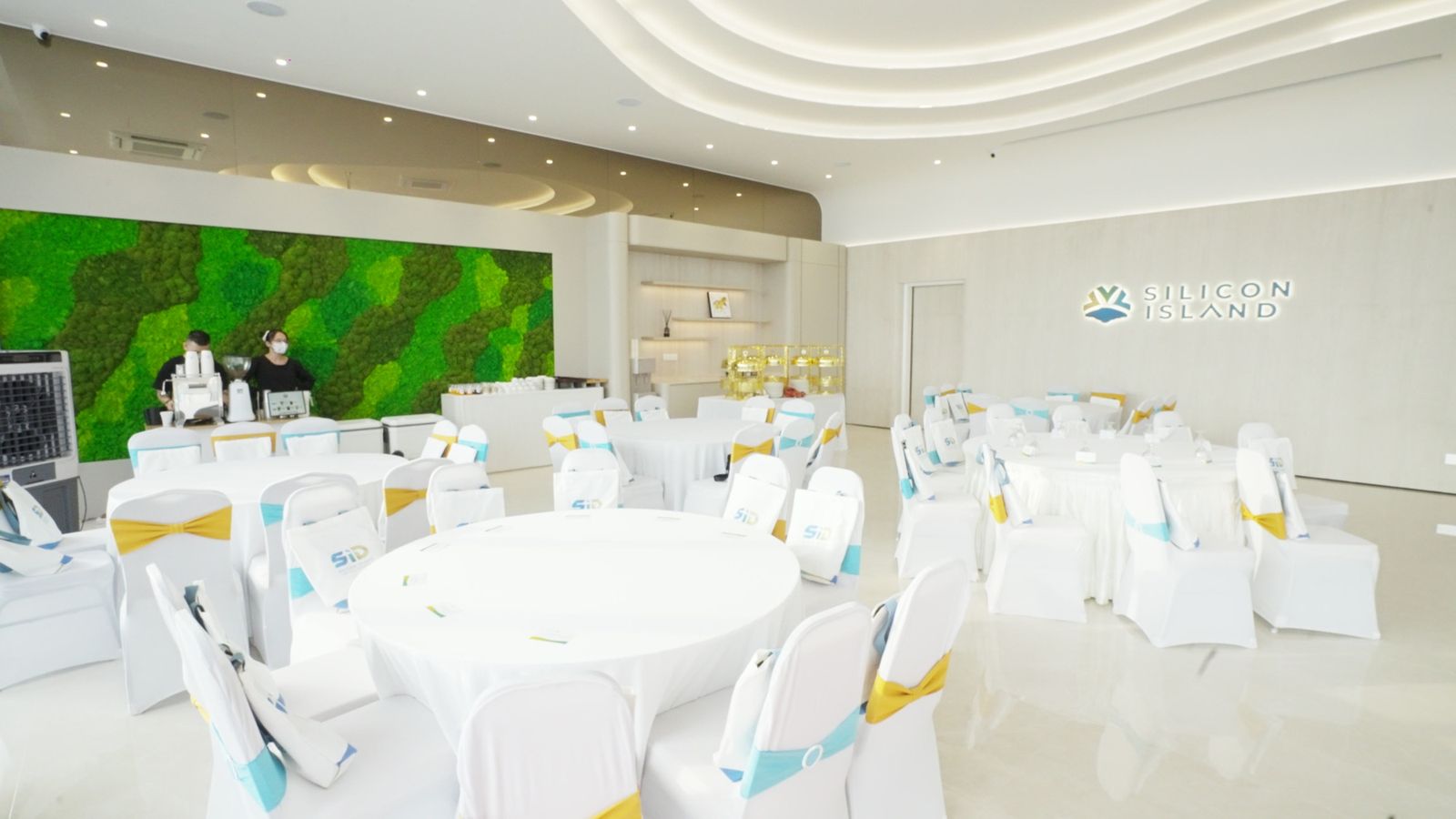 The hall set before guests arrived